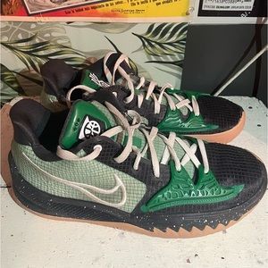 Nike Kyrie Low Four Pine Green Gum ultra rare size 11.5 Nike Shoe